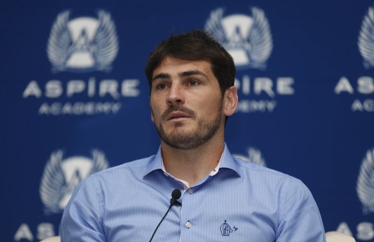 koo_casillas - ivan bravo during mou signing (3)