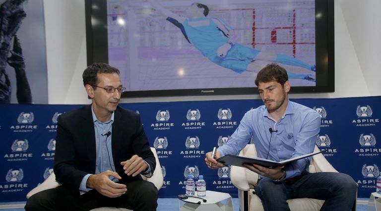 koo_casillas - ivan bravo during mou signing (1)