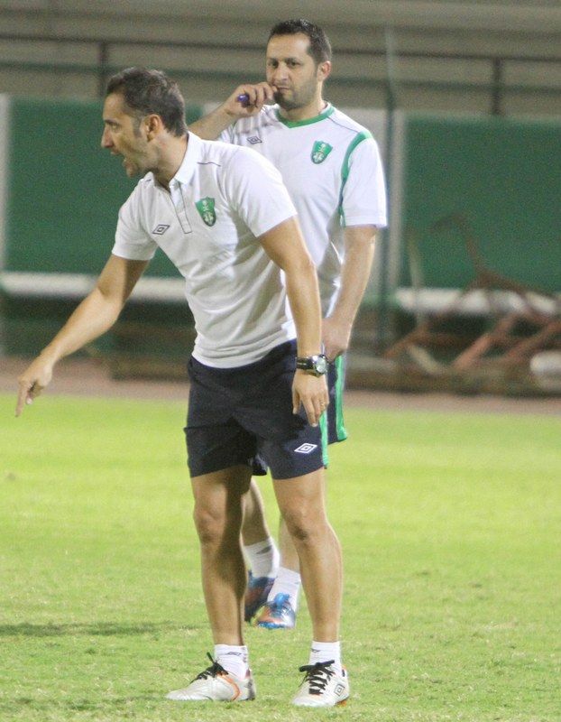 بيريرا يوجه اللاعبين في تدريب اليوم