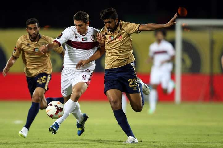 لقطة من مباراة الوحدة ودبي في الدوري الإماراتي