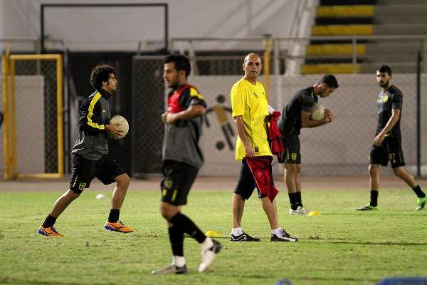 المصري انور يوجه اللاعبين خلال المران