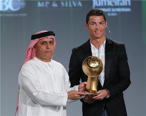 مطر الطاير يسلم رونالدو جائزة جلوبال سوكر