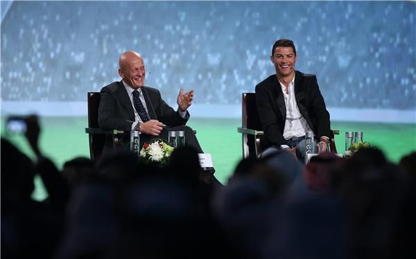 رونالدو وكولينا خلال الجلسة الإفتتاحية