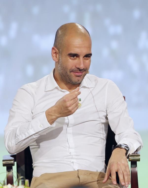 بيب جوارديولا متحدثا في المؤتمر