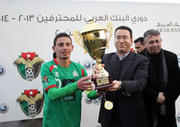 فراس شلباية يتسلم كأس البطولة - تصوير: أحمد الأمين