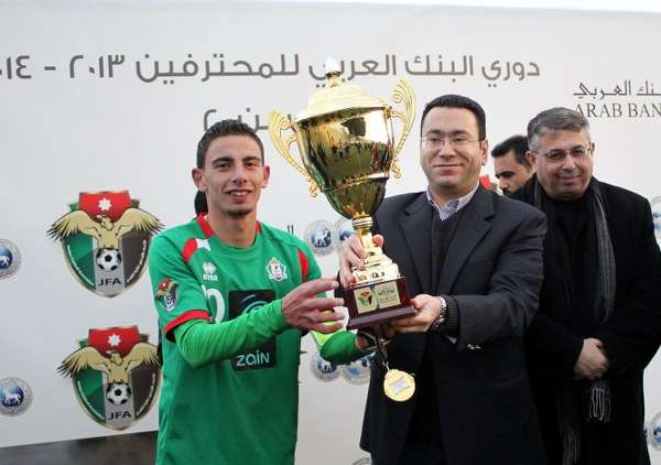 فراس شلباية يتسلم كأس البطولة - تصوير: أحمد الأمين