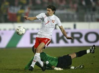 الحارس البلجيكي يحاول التصدي لكرة البولندي في مباراة السبت الماضي