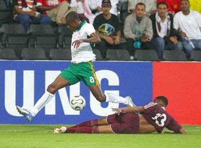 حسين الرميحي يحاول قطع الكرة من الايفواري سالمون كالو