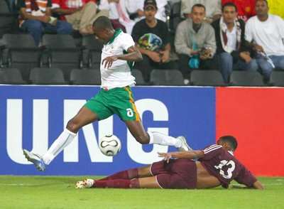 حسين الرميحي يحاول قطع الكرة من الايفواري سالمون كالو