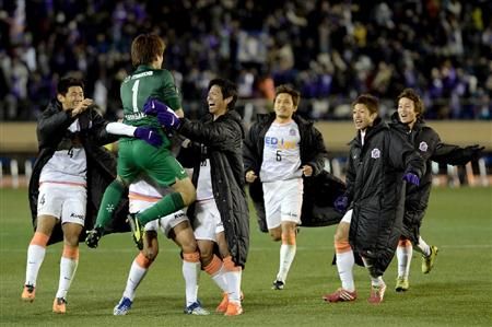 فرحة لاعبي فريق هيروشما بعد فوزهم بركلات الترجيح وتأهلهم إلى نهائي الإمبراطور