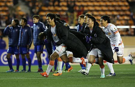 لاعبو هيروشيما يحتفلون بعد نهاية ركلات الترجيح لمصلحتهم