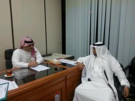 عبد الرحمن العطاس اثناء تقديمه الاوراق  لمدير مكتب رعاية الشباب بجدة