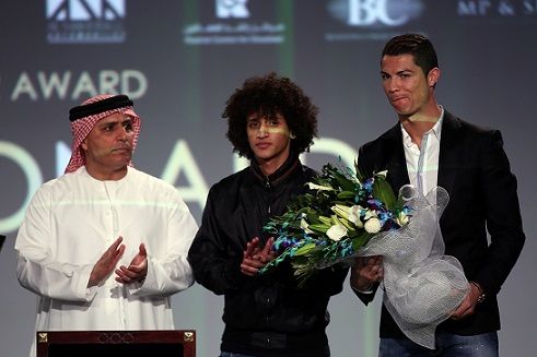 رونالدو وعمر عبد الرحمن ومطر الطاير خلال المؤتمر