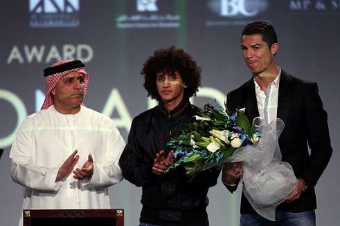 رونالدو وعمر عبد الرحمن ومطر الطاير خلال المؤتمر