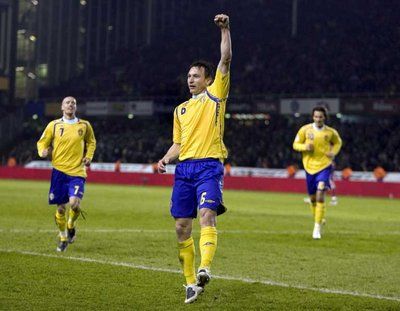 فرحة لاعبي السويد بأحد الهدفين في مرمى لاتفيا 