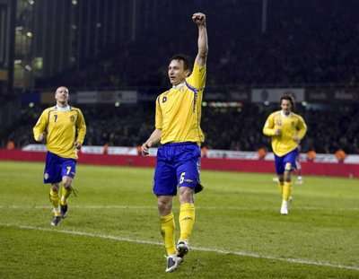 فرحة لاعبي السويد بأحد الهدفين في مرمى لاتفيا