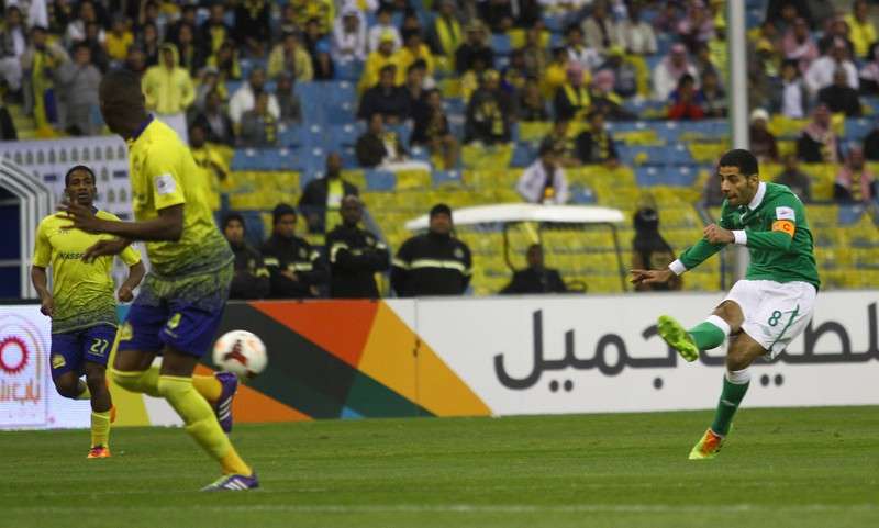 الجاسم يسدد مسجلا هدف الاهلي الوحيد