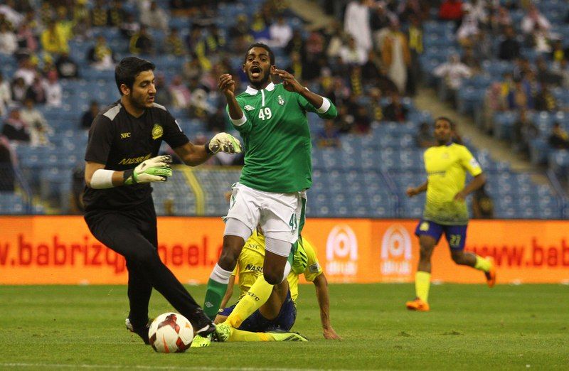 حارس النصر يعرقل السوادي ليحصل على البطاقة الحمراء
