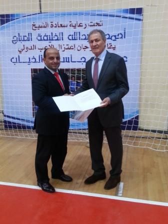 الدكتور حسن مصطفى يتسلم رسالة الدعوة من علي عيسى