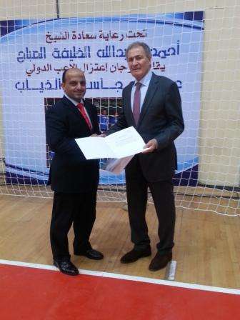 الدكتور حسن مصطفى يتسلم رسالة الدعوة من علي عيسى