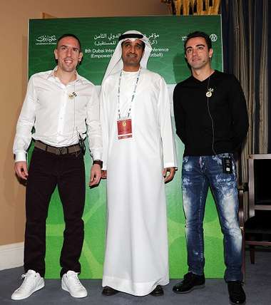 الشريف يتوسط ريبيري وتشافي