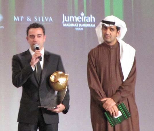 الشريف مع تشافي الفائز بجائز جلوب سوكر كأفضل صانع العاب في العالم