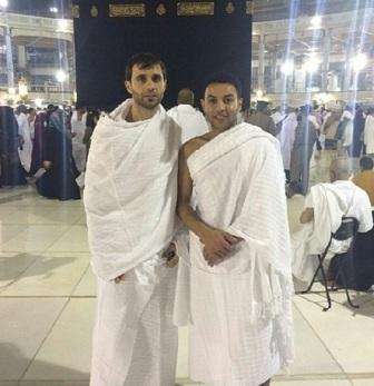 طلال نايف وأحمد هايل خلال أداء العمرة