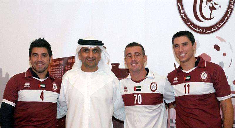 عارف العواني يتوسط اللاعبين