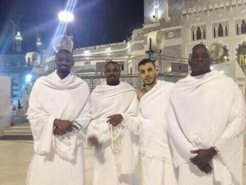 ابو ديابي وسط نجوم العالم المسلمين بعد الانتهاء من اداء العمره