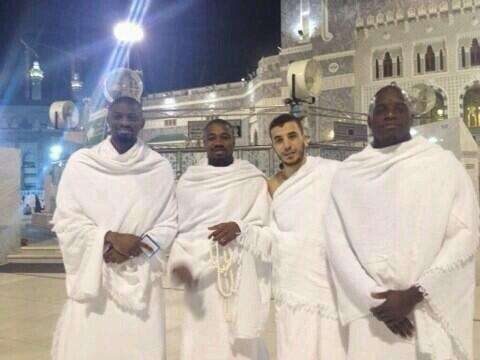 ابو ديابي وسط نجوم العالم المسلمين بعد الانتهاء من اداء العمره