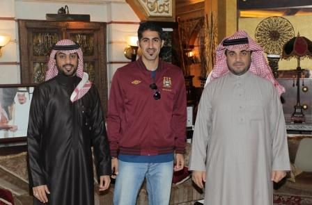 المرشدي مع البلطان رئيس الشباب بعد توقيع العقد