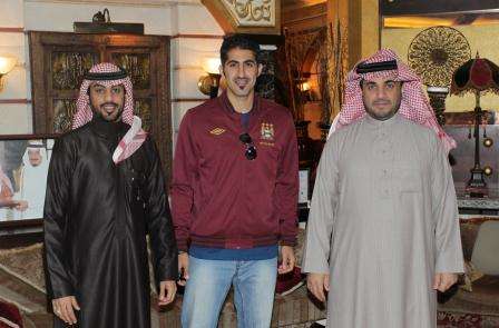 المرشدي مع البلطان رئيس الشباب بعد توقيع العقد