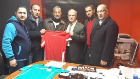 فطافطة يتوسط الهيئة الادارية لنادي الاهلي الخليلي