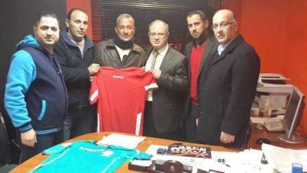 فطافطة يتوسط الهيئة الادارية لنادي الاهلي الخليلي