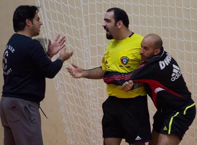 لاعب يحاول تهدئه الحكم بعد ضربه لعبدالله راشد