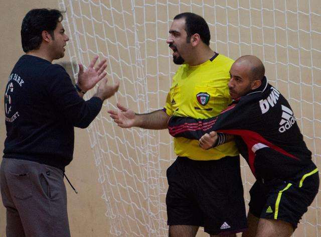 لاعب يحاول تهدئه الحكم بعد ضربه لعبدالله راشد