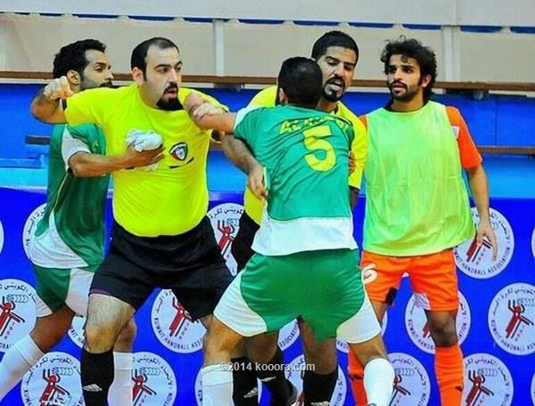 ضرب متبادل بين الحكم عيسى الموسوي ولاعب العربي عبدالله راشد