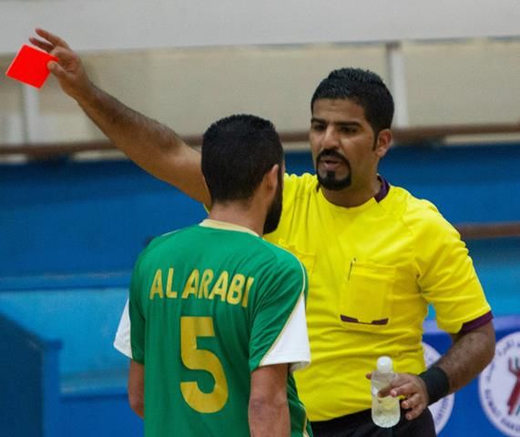 الحكم الثاني محمد البلوشي يطرد لاعب العربي