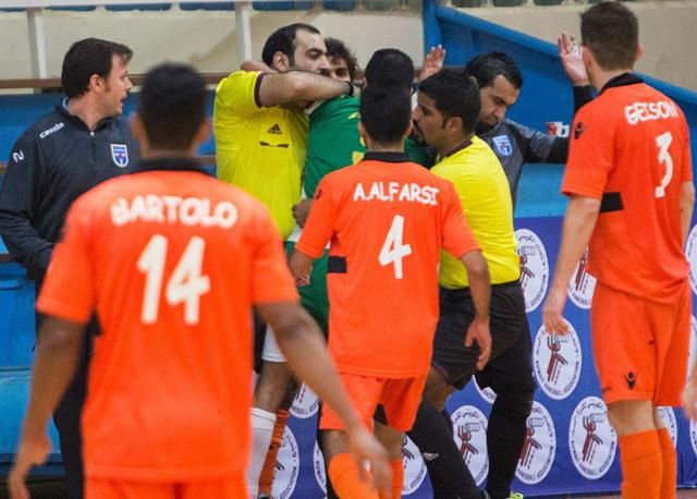 الحكم الموسوي لم يستخدم البطاقات لردع لاعب العربي وفضل استخدام يديه