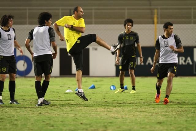 عمرو انور يشارك اللاعبين المران