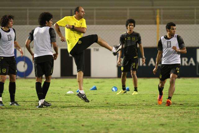عمرو انور يشارك اللاعبين المران