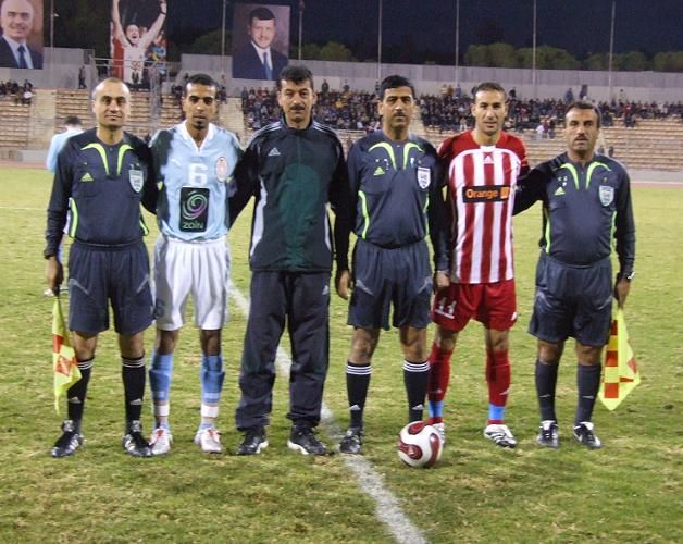 كباتن الفريقين ابو طوق الشباب وحسونة الفيصلي وحكام اللقاء وبعدسة كووورة