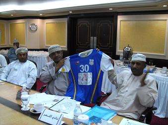 خميس صنجور مدير فريق النصر العماني يعرض فانيلة النصر