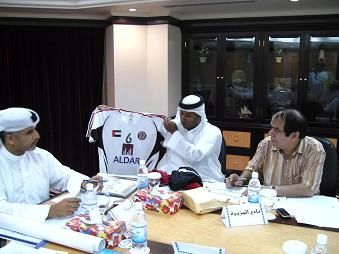 احمد سعيد أداري الجزيرة يعرض فانيلة الجزيرة