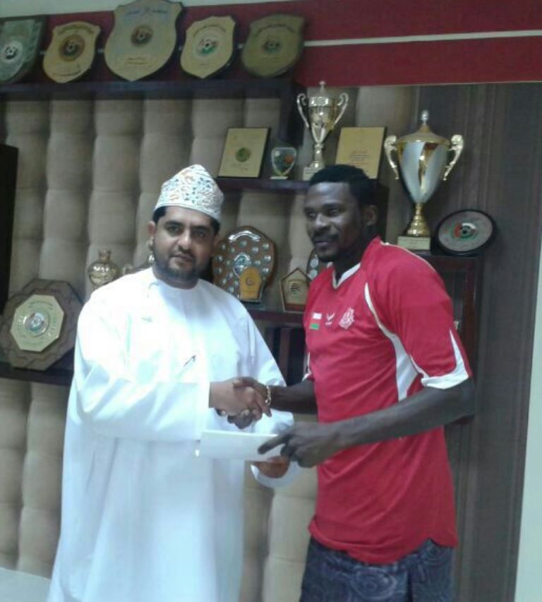 كمارا مع الشيخ بدر الرواس رئيس نادي ظفار