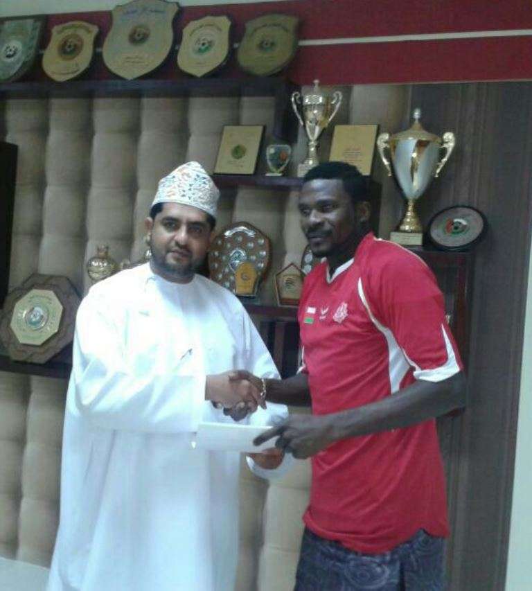 كمارا مع الشيخ بدر الرواس رئيس نادي ظفار