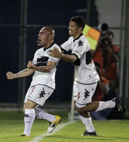 2011-09-16t001443z_01_asu04_rtridsp_3_soccer-latam-sudamericana_reuters