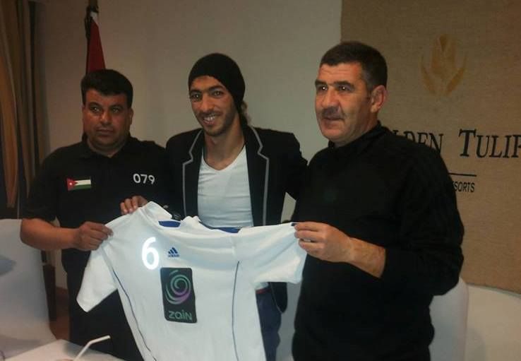 المصري محمد طلعت بعد توقيع العقد