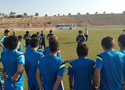 المدرب ماكوتو تيجوراموري يشرح للاعبين في التدريب