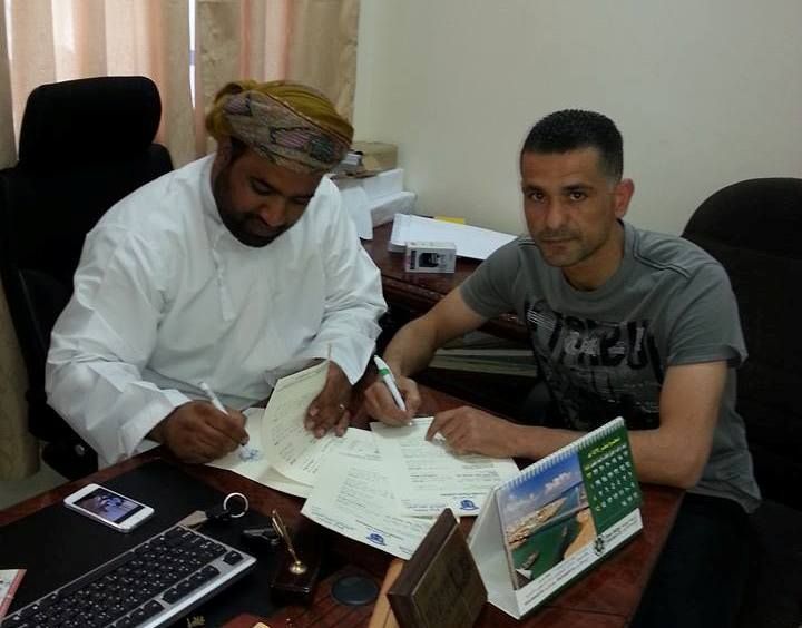 بشار بني ياسين يوقع على عقده